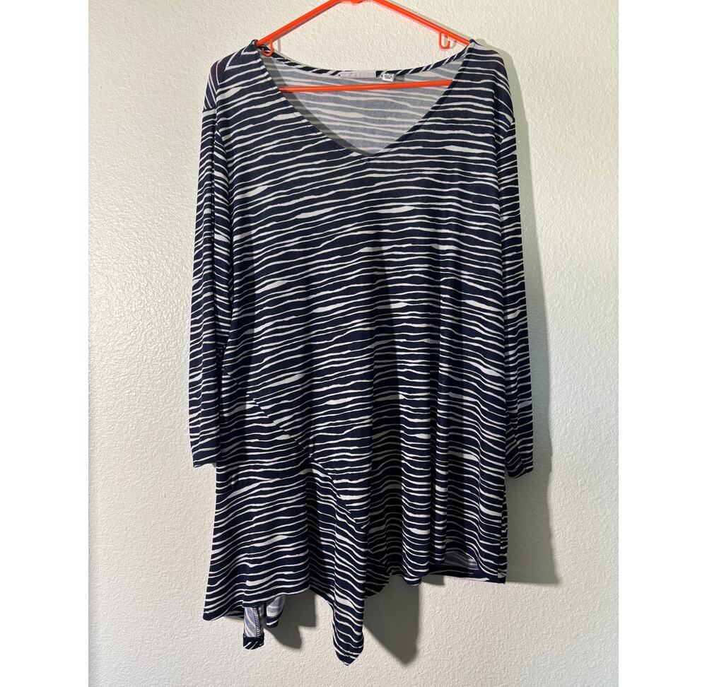Susan Graver Women's Size 1X Navy Blue White Asymmetric Top Stretch 3/4 Sleeves